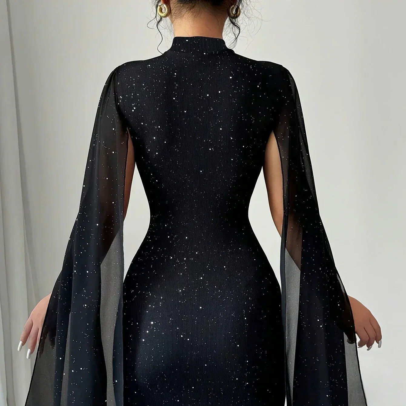 Damen - Minikleid - Transparentem Umhang - Schlanke Passform - Elegantes Design für besondere Anlässe