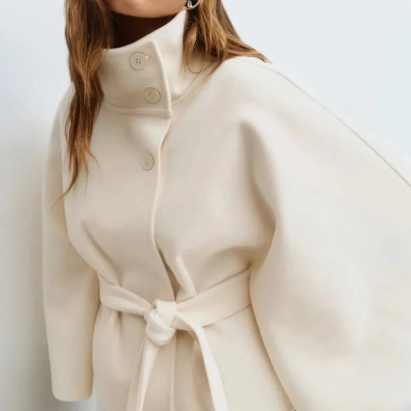 Damen - Kurzer Cape Mantel - Weichem Material - Trichterausschnitt und Taillengürtel - Stilvoll & Elegant