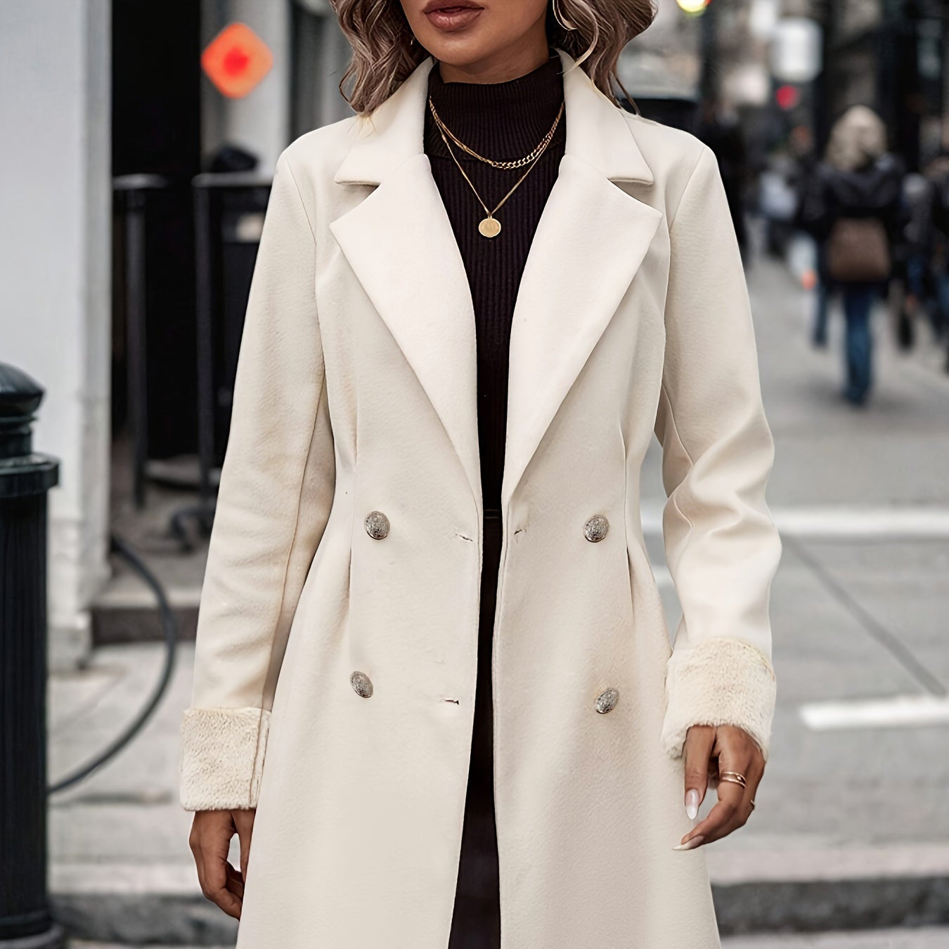 Damen - Aprikosenfarbener Zweireiher Mantel - Flauschige Manschetten - Stilvoller Frühjahrslook