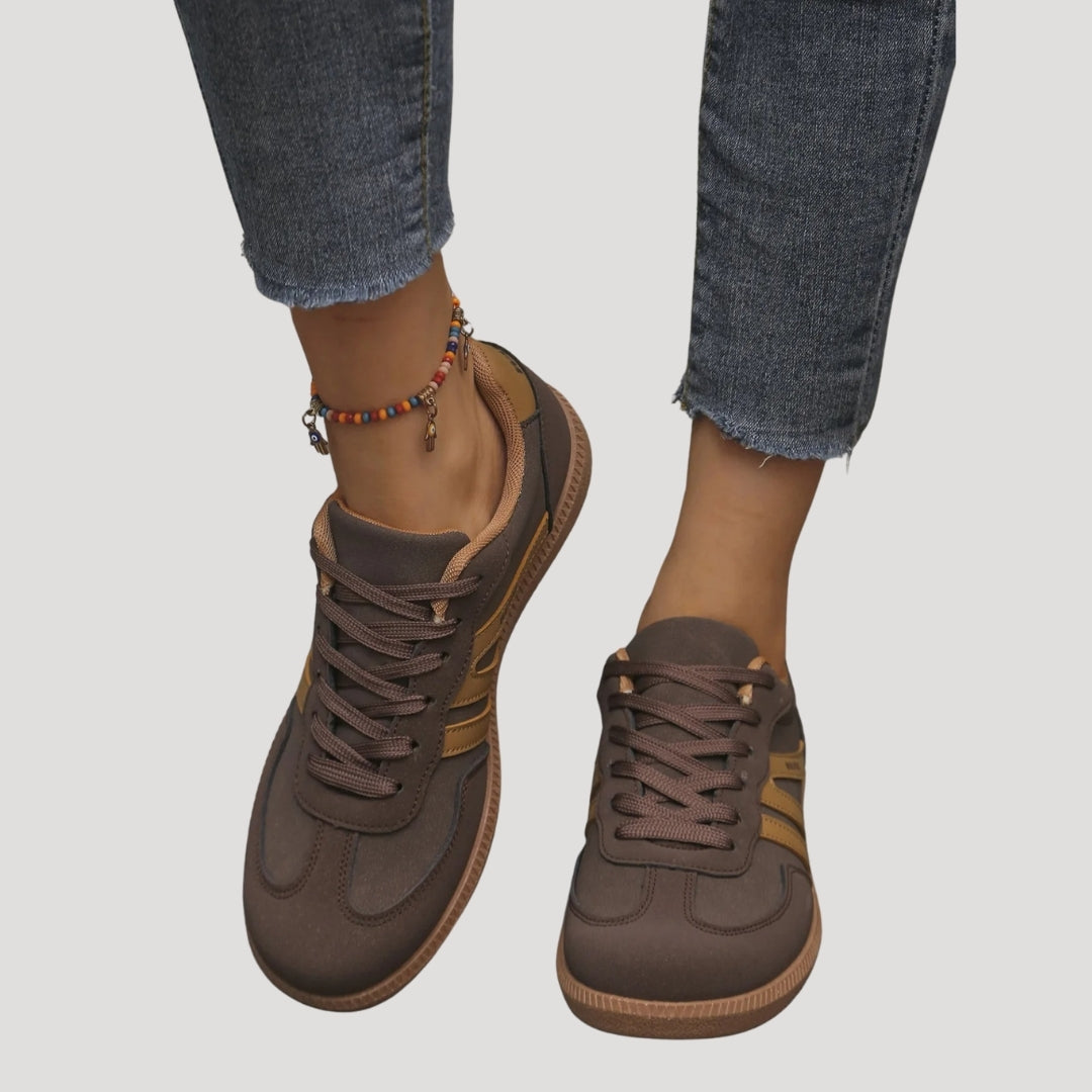 Damen - Lace-Up Freizeit Sneakers - Weiche Wildlederimitat - Streifendetail - Bequeme Alltagsschuhe für stilvolle Looks