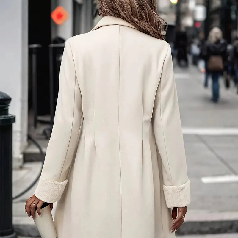 Damen - Aprikosenfarbener Zweireiher Mantel - Flauschige Manschetten - Stilvoller Frühjahrslook